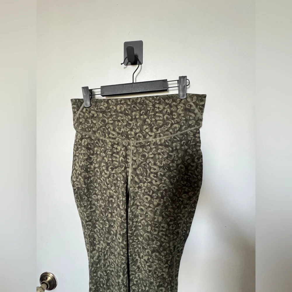 Lululemon Base Pace High-Rise Tight 25" Camo Medium Olive Multi - Picture 8 of 12